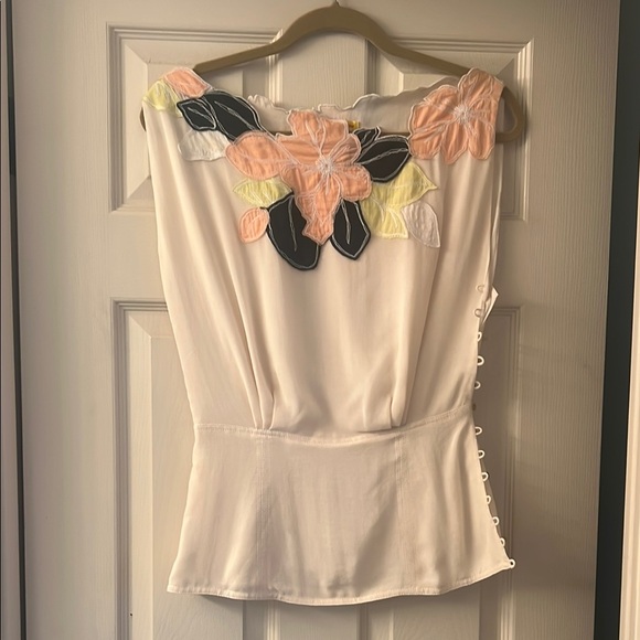 Elegant White Floral Embroidered Women's Top - Picture 3 of 6